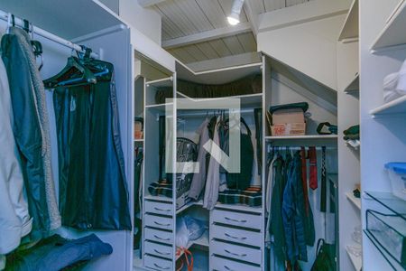 Casa de condomínio à venda com 344m², 4 quartos e 3 vagas Casa de condomínio à venda com 344m², 4 quartos e 3 vagasCloset