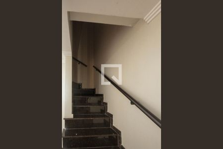 Casa de condomínio à venda com 129m², 3 quartos e 3 vagas Casa de condomínio à venda com 129m², 3 quartos e 3 vagasEscada