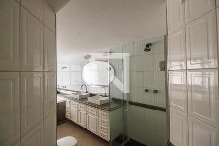 Apartamento à venda com 284m², 4 quartos e 4 vagas Apartamento à venda com 284m², 4 quartos e 4 vagasBanheiro da Suíte