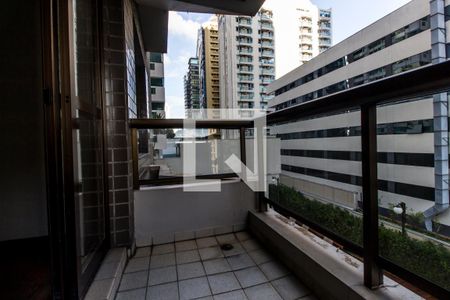 Apartamento à venda com 284m², 4 quartos e 4 vagas Apartamento à venda com 284m², 4 quartos e 4 vagasVaranda