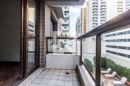Apartamento à venda com 284m², 4 quartos e 4 vagas Apartamento à venda com 284m², 4 quartos e 4 vagasVaranda