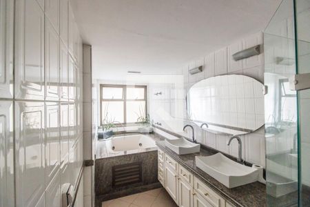Apartamento à venda com 284m², 4 quartos e 4 vagas Apartamento à venda com 284m², 4 quartos e 4 vagasBanheiro da Suíte