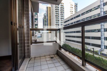 Apartamento à venda com 284m², 4 quartos e 4 vagas Apartamento à venda com 284m², 4 quartos e 4 vagasVaranda