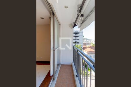Apartamento à venda com 119m², 2 quartos e 1 vaga Apartamento à venda com 119m², 2 quartos e 1 vagaVaranda