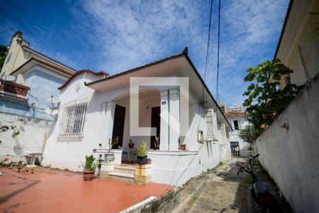 Casa à venda com 260m², 5 quartos e 2 vagas Casa à venda com 260m², 5 quartos e 2 vagasFachada