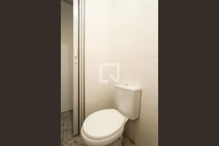 Banheiro de kitnet/studio para alugar com 1 quarto, 30m² em Jardim Itu Sabará, Porto Alegre
