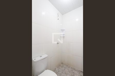Banheiro de kitnet/studio para alugar com 1 quarto, 30m² em Jardim Itu Sabará, Porto Alegre