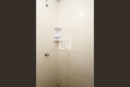 Banheiro de kitnet/studio para alugar com 1 quarto, 30m² em Jardim Itu Sabará, Porto Alegre