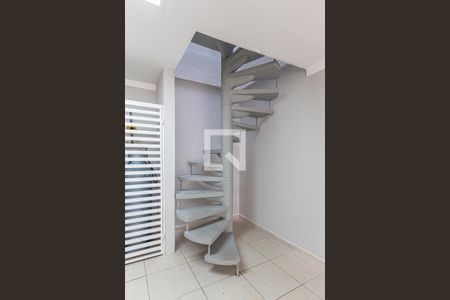 Casa à venda com 225m², 2 quartos e 3 vagasEscada Garagem - Área de Serviço