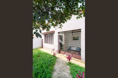 Casa à venda com 158m², 2 quartos e 4 vagas Casa à venda com 158m², 2 quartos e 4 vagasFachada