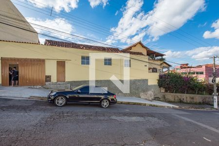 Casa à venda com 232m², 3 quartos e 5 vagas Casa à venda com 232m², 3 quartos e 5 vagasFachada