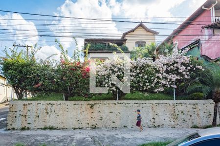 Casa à venda com 232m², 3 quartos e 5 vagas Casa à venda com 232m², 3 quartos e 5 vagasFachada