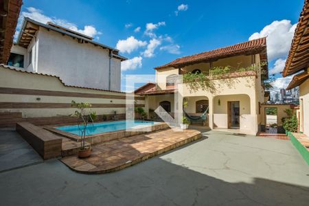 Casa à venda com 232m², 3 quartos e 5 vagas Casa à venda com 232m², 3 quartos e 5 vagasQuintal - Piscina