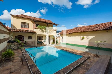 Casa à venda com 232m², 3 quartos e 5 vagas Casa à venda com 232m², 3 quartos e 5 vagasQuintal - Piscina