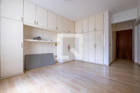 Apartamento à venda com 200m², 3 quartos e 2 vagas Apartamento à venda com 200m², 3 quartos e 2 vagasSuíte