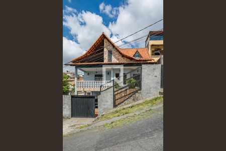 Casa à venda com 335m², 4 quartos e 4 vagas Casa à venda com 335m², 4 quartos e 4 vagasFachada