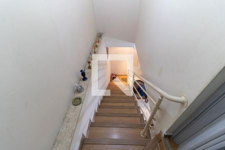 Casa à venda com 350m², 5 quartos e 6 vagas Casa à venda com 350m², 5 quartos e 6 vagasEscada