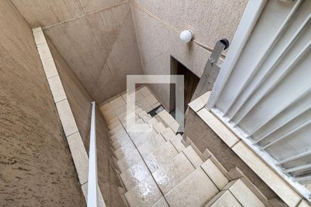 Casa à venda com 350m², 5 quartos e 6 vagas Casa à venda com 350m², 5 quartos e 6 vagasEscada