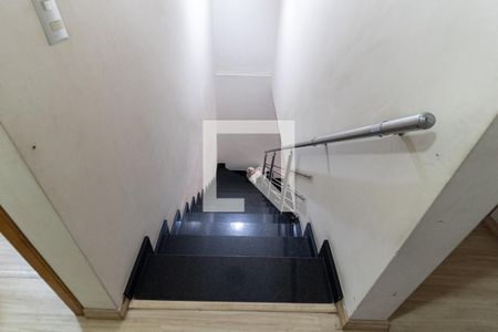 Casa à venda com 350m², 5 quartos e 6 vagas Casa à venda com 350m², 5 quartos e 6 vagasEscada