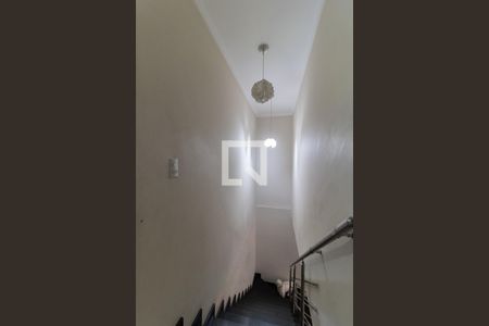 Casa à venda com 350m², 5 quartos e 6 vagas Casa à venda com 350m², 5 quartos e 6 vagasEscada