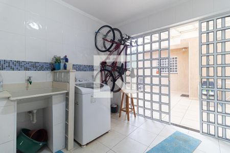 Casa à venda com 350m², 5 quartos e 6 vagas Casa à venda com 350m², 5 quartos e 6 vagasLavanderia