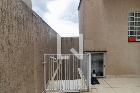 Casa à venda com 350m², 5 quartos e 6 vagas Casa à venda com 350m², 5 quartos e 6 vagasEscada