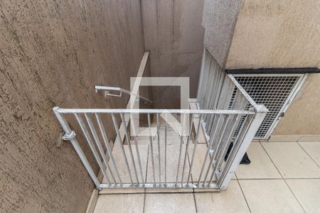 Casa à venda com 350m², 5 quartos e 6 vagas Casa à venda com 350m², 5 quartos e 6 vagasEscada