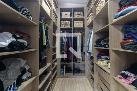 Casa à venda com 350m², 5 quartos e 6 vagas Casa à venda com 350m², 5 quartos e 6 vagasCloset da Suíte 1