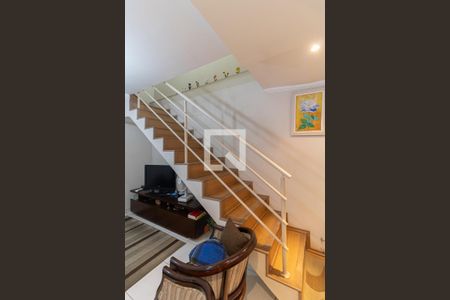 Casa à venda com 350m², 5 quartos e 6 vagas Casa à venda com 350m², 5 quartos e 6 vagasEscada