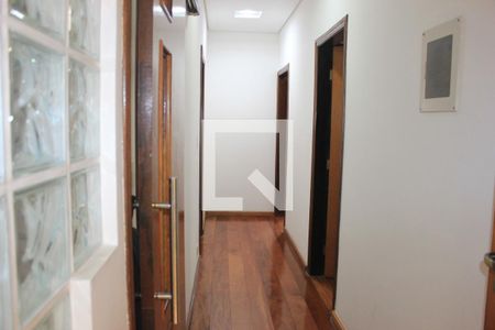 Casa à venda com 260m², 4 quartos e 4 vagasCorredor dos quartos 