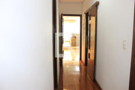 Casa à venda com 260m², 4 quartos e 4 vagasCorredor dos quartos 