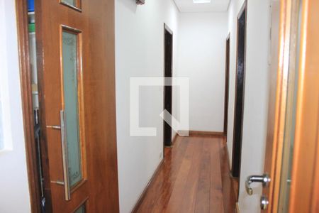 Casa à venda com 260m², 4 quartos e 4 vagasCorredor dos quartos 