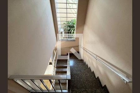 Casa à venda com 200m², 3 quartos e 2 vagasEscada