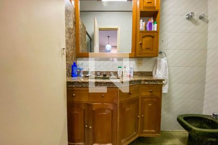 Apartamento à venda com 242m², 4 quartos e 2 vagas Apartamento à venda com 242m², 4 quartos e 2 vagasBanheiro da suíte