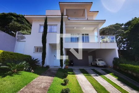 Casa de condomínio à venda com 350m², 3 quartos e 3 vagas Casa de condomínio à venda com 350m², 3 quartos e 3 vagasFachada