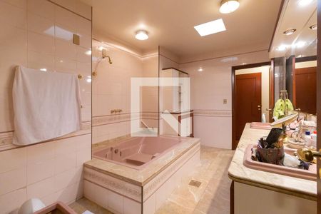 Casa à venda com 1008m², 5 quartos e 5 vagas Casa à venda com 1008m², 5 quartos e 5 vagasBanheiro social