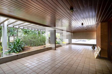 Casa à venda com 1008m², 5 quartos e 5 vagas Casa à venda com 1008m², 5 quartos e 5 vagasVaranda