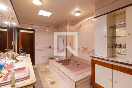 Casa à venda com 1008m², 5 quartos e 5 vagas Casa à venda com 1008m², 5 quartos e 5 vagasBanheiro social