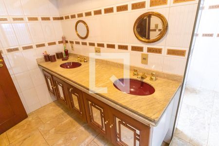 Casa à venda com 1008m², 5 quartos e 5 vagas Casa à venda com 1008m², 5 quartos e 5 vagasBanheiro da suíte 1