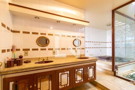 Casa à venda com 1008m², 5 quartos e 5 vagas Casa à venda com 1008m², 5 quartos e 5 vagasBanheiro da suíte 1