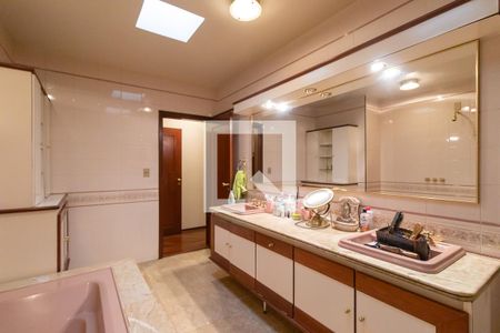 Casa à venda com 1008m², 5 quartos e 5 vagas Casa à venda com 1008m², 5 quartos e 5 vagasBanheiro social