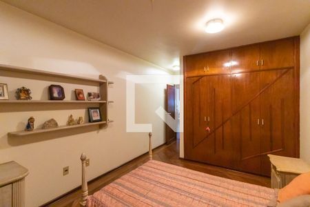 Casa à venda com 1008m², 5 quartos e 5 vagas Casa à venda com 1008m², 5 quartos e 5 vagasQuarto 4