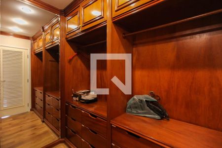 Apartamento à venda com 254m², 3 quartos e 4 vagasCloset Suíte 1