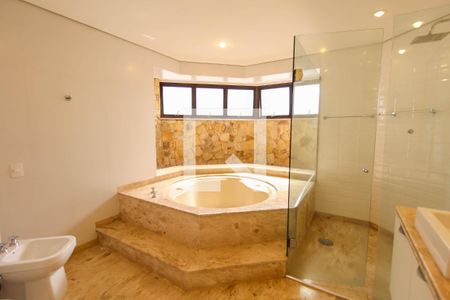 Apartamento à venda com 254m², 3 quartos e 4 vagasBanheiro da Suíte 1