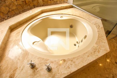 Apartamento à venda com 254m², 3 quartos e 4 vagasBanheiro da Suíte 1