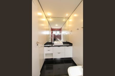 Apartamento à venda com 254m², 3 quartos e 4 vagasBanheiro da Suíte 2