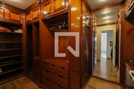 Apartamento à venda com 254m², 3 quartos e 4 vagasCloset Suíte 1