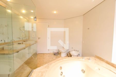 Apartamento à venda com 254m², 3 quartos e 4 vagasBanheiro da Suíte 1