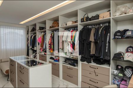 Casa de condomínio à venda com 400m², 5 quartos e 2 vagas Casa de condomínio à venda com 400m², 5 quartos e 2 vagasCloset da suíte 3