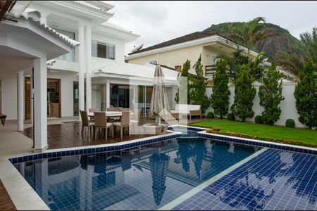 Casa de condomínio à venda com 400m², 5 quartos e 2 vagas Casa de condomínio à venda com 400m², 5 quartos e 2 vagasÁrea externa